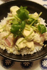 マグロとアボカドのマヨ丼