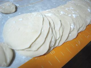餃子の皮作り