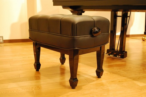 全く、新しい概念のコンサート用椅子が入荷しました！ : ピアノ選びの