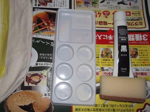 周りが汚れないように下にチラシを敷いた図