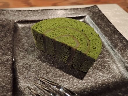 抹茶ロールケーキ