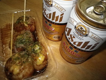 缶ビールとたこ焼き