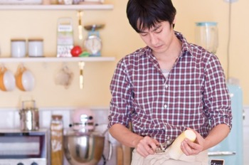 料理する男性