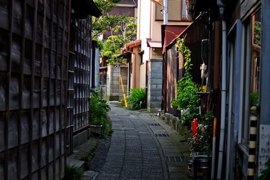 路地裏の道