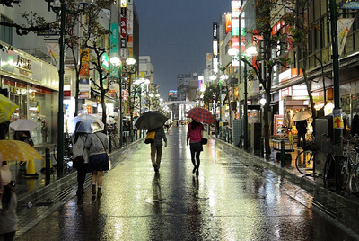 雨の日の街並みと通行人