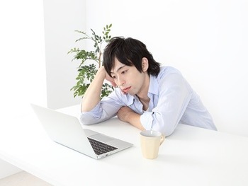 ボーっとする男性
