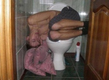 トイレで寝ている男