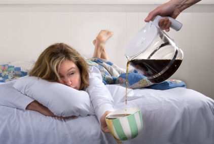 寝転がりながらコーヒーを注いでもらう女性