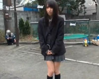 【エロ動画】制服を着た可愛い女の子が街中でバイブ仕込まれて感じてる