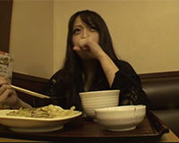 【エロ動画】ネットカフェで働く女の子をナンパして食事からエッチへ！