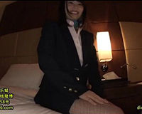 【エロ動画】網タイツがエロいCAのお姉さんに足コキしてもらって挿入