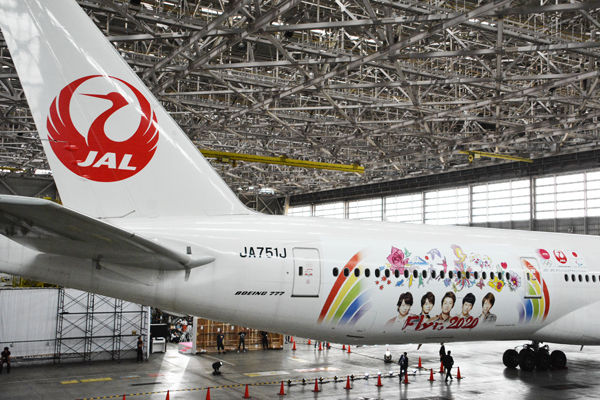 嵐・大野智さんデザインのJAL特別塗装機就航　格納庫でメンバーお披露目