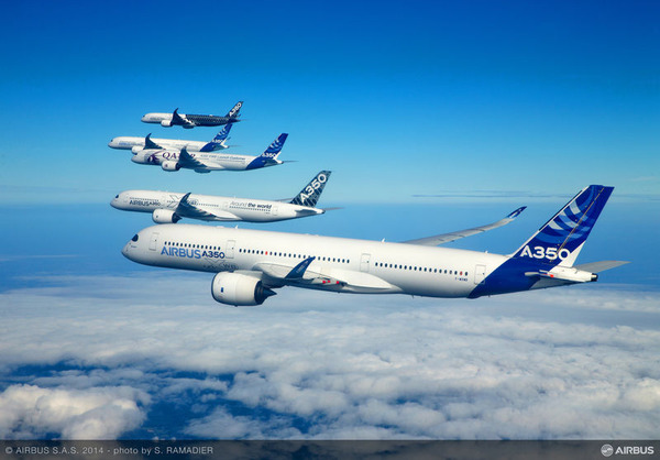A350_XWB_-_formation_flight_3