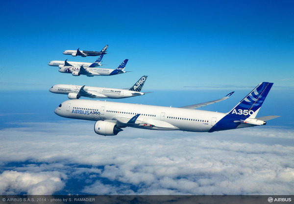 A350_XWB_-_formation_flight_3