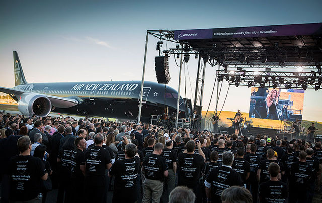 ニュージーランド航空、世界初のボーイング787-9型機を受領 式典では