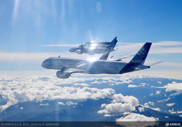 A350_XWB_-_formation_flight_4