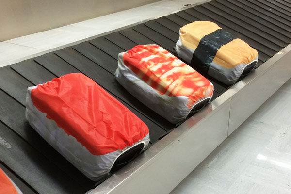 「寿司スーツケースカバー」の新作発売　空港内のパルコなどで