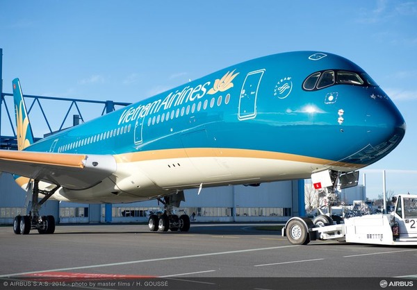 A350-900_Vietnam_Airlines_roll_out_paintshop_2