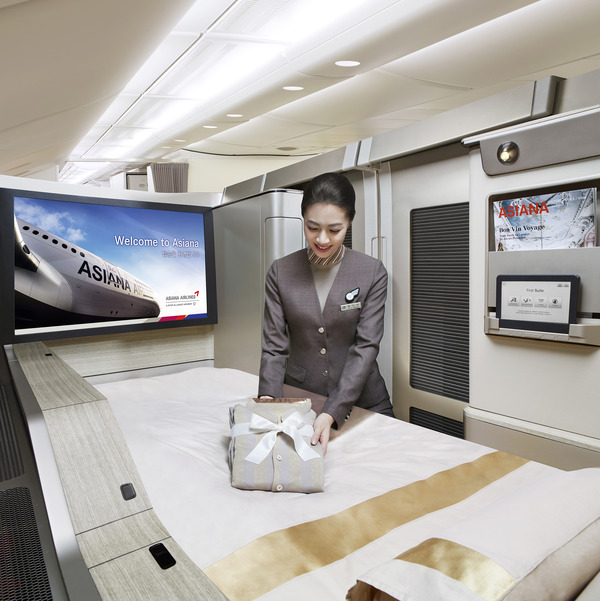 Airbus_A380_FC12_Duvet_Service