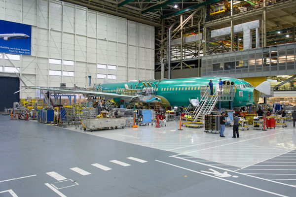 ボーイング、737MAX8初号機の最終組立を開始　年内に完成