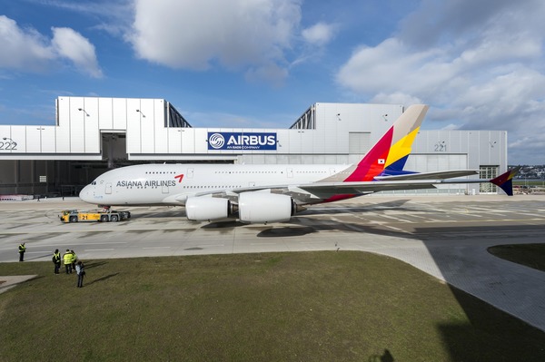 Asiana_A380_rolls_out_of_paintshop_1