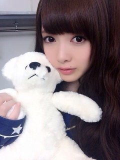 白いクマのぬいぐるみを持っている白石麻衣.jpeg