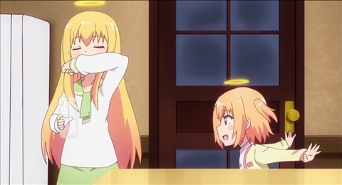 牛乳を飲んで袖で拭うガヴ