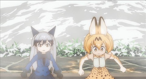 服が脱げることに驚くサーバルちゃんとぎんぎつね