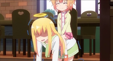 妹とお馬さんごっこをするガブリール