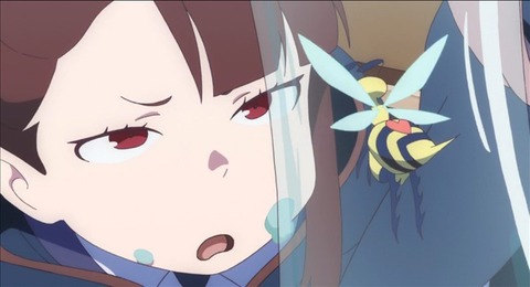 惚れ蜂を見るアッコ