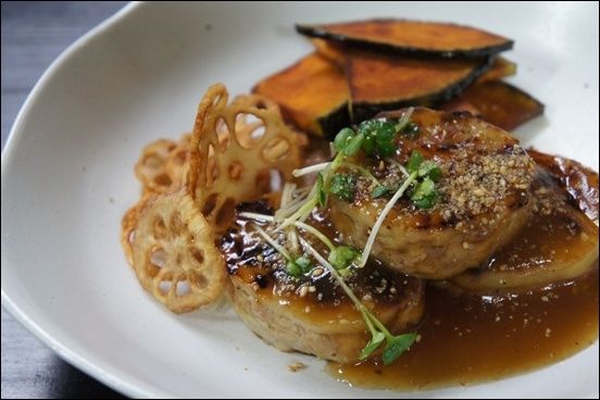 ひき肉の具は、蓮根の穴までしっかり詰めました。 これでひき肉と蓮根の「つなぎ」も不要になって、ひと手間省けます。