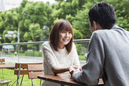 A couple talking while staring at the cafe terrace