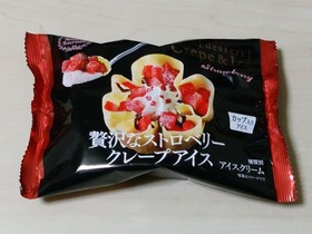 贅沢なストロベリークレープアイス