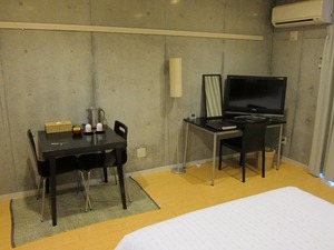 ベッド、テーブル、テレビ