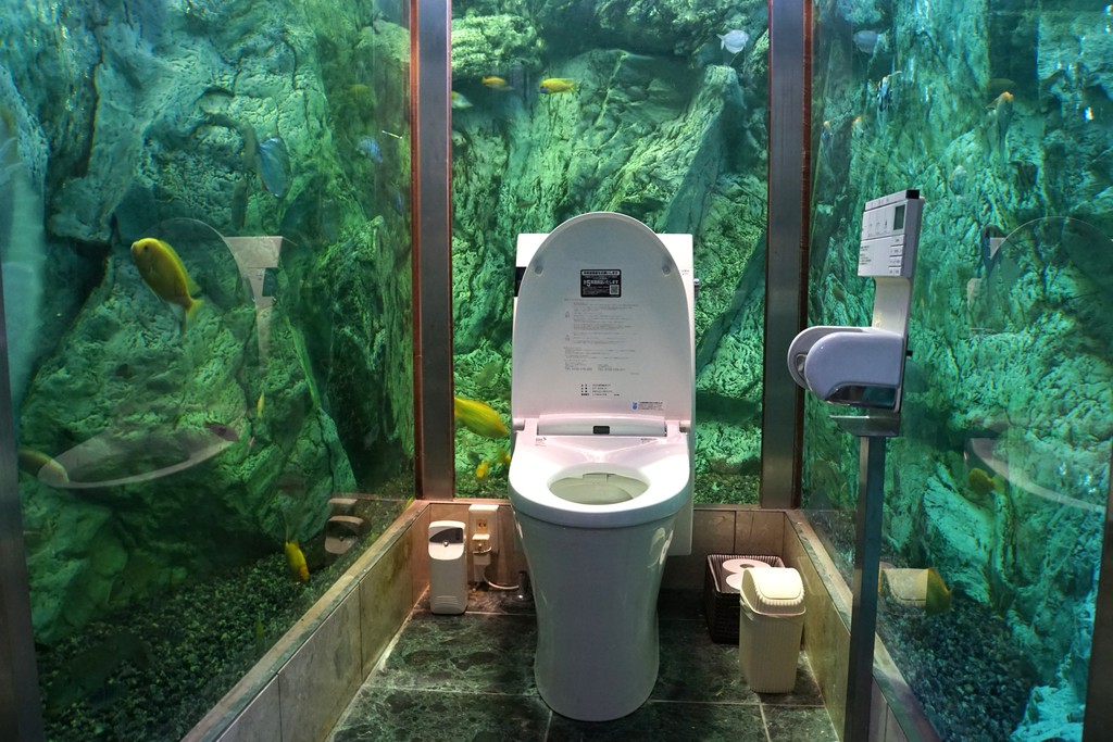 トイレが水族館！？謎のカフェ・ムーミンパパ（現：ヒポポパパ）に行ってきました。 水族館に行ってまいります。