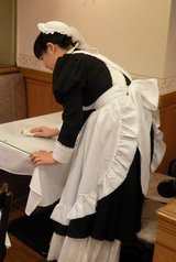 e-maid_メイドさん_テーブル片付け