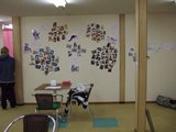 ねCOちゃ_壁に大量の猫メイドさん写真が