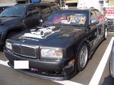タイム24なんば_絶対領域のある自動車_FrontView