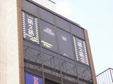 Cafe萌え萌え_建物を見上げるとお店の名前が書かれている