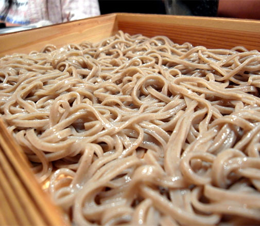 博多串焼き 二代目のぶちゃん 名物 板そば(アップ)
