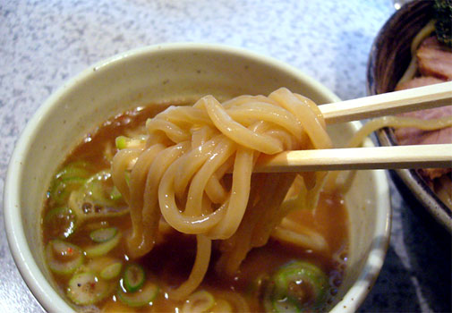 らぁめん たむら 豚骨魚介ベース つけ麺(麺持ち上げ)