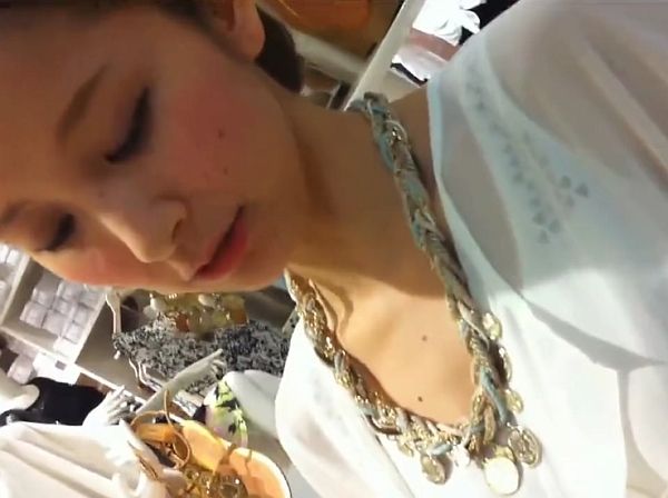 【ＨＤ盗撮動画】過去最高レベルの激カワ美人ショップ店員さん！魅惑の胸チラと超絶の美脚映像がコレｗ