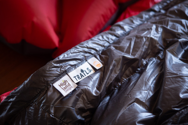 アウトドア寝具 Hiker's Depot Highland Designs Down Bag 2人用シュラフ [BUDDY BAG (TRAILS × Highland Designs)] : 山に