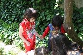 bA手をつなぐ