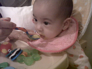 bebe comiendo