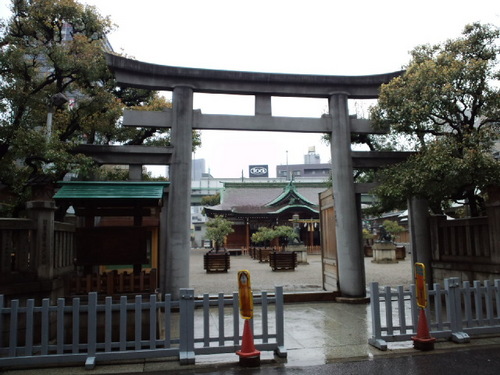 今宮戎神社。きれいな境内に楠が植えてある