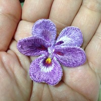 スミレの立体刺繍 ぼちぼち日記