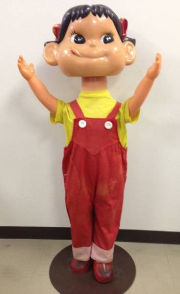 ペコちゃんの首振り人形(等身大)