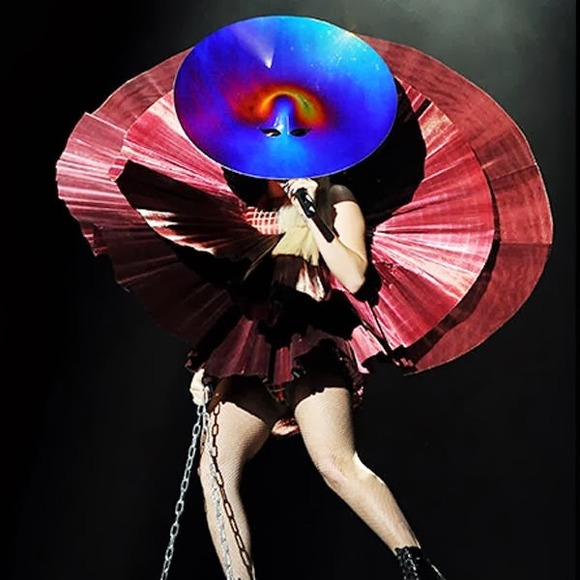 ufo-gaga-10-outrageous-outfits-Lady-Gaga