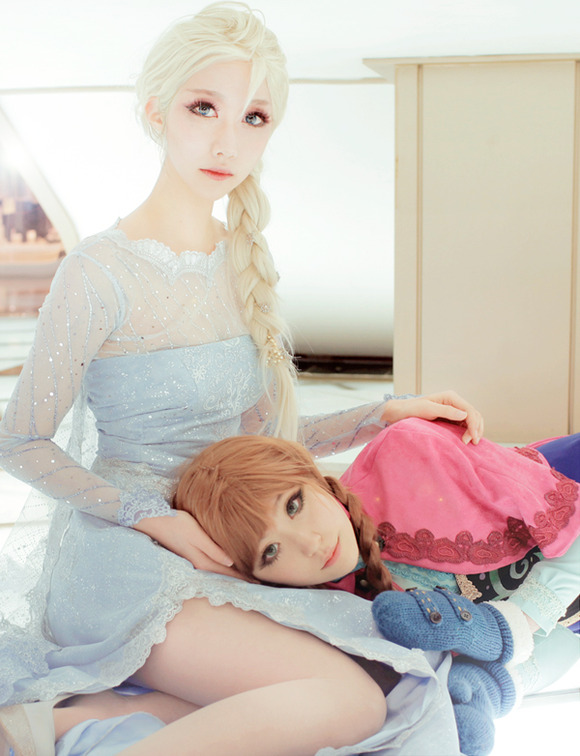 frozen___elsa_anna_cosplay_by_jiminji-d75277w
